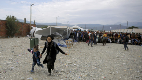 Niños procedentes del campamento improvisado este fin de semana en Macedonia corren para abordar un tren y poder cruzar la frontera cerca de Gevgelija (Macedonia)./ REUTERS/ Stoyan Nenov