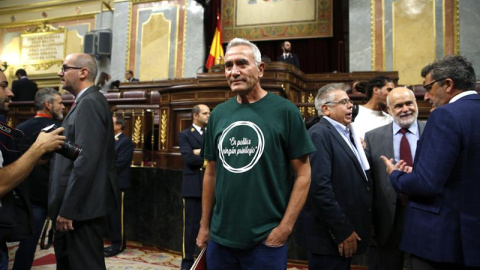 El diputado de Unidos Podemos Diego Cañamero (c), a su llegada a la segunda sesión del debate de investidura del líder del PP, Mariano Rajoy, esta mañana en el Congreso de los Diputados. El debate, que se reanuda hoy con la respuesta del lí