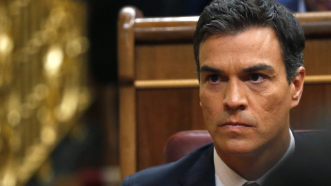 El líder del PSOE, Pedro Sánchez, atiende la intervención de Mariano Rajoy en el debate de investidura de este miércoles en el Congreso de los Diputados,- REUTERS