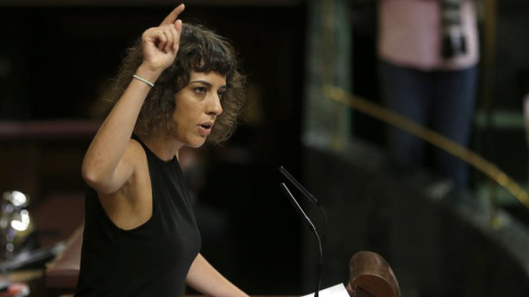 La portavoz de En Marea, Alexandra Fernández, durante su intervención en la segunda sesión del debate de investidura del líder del PP, Mariano Rajoy, esta mañana en el Congreso de los Diputados. EFE/Chema Moya
