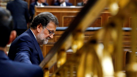 El candidato del PP a la investidura y presidente del Gobierno en funciones, Mariano Rajoy, junto a su escaño en el Congreso de los Diputados, en la segunda sesión del debate de investidura. REUTERS/Andrea Comas
