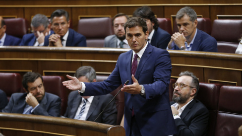 El líder de Ciudadanos, Albert Rivera (de pie), durante una de sus intervenciones en la segunda sesión del debate de investidura del líder del PP, Mariano Rajoy, en el Congreso de los Diputados. EFE/Chema Moya