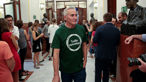 El sindicalista y diputado de Unidos Podemos, Diego Cañamero, en los pasillos del Congreso de los Diputados, en la segunda sesión del debate de investidura. REUTERS/Andrea Comas