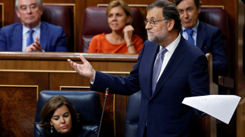El candidato del PP a la investidura y presidente del Gobierno en funciones, Mariano Rajoy, reponde desde su escaño a una de las interpelaciones de los grupos de la oposición , en la segunda sesión del debate de investidura. REUTERS/Andrea 