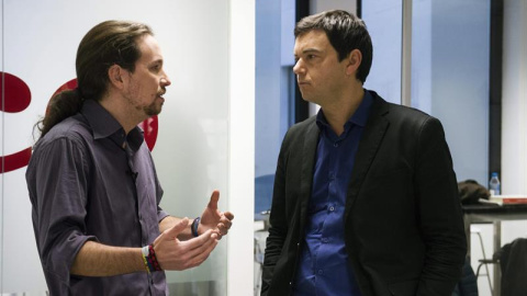 Pablo Iglesias conversa con el economista Thomas Piketty momentos después de la entrevista. EFE Pablo Iglesias conversa con el economista Thomas Piketty momentos después de la entrevista. EFE