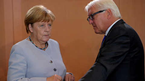 La canciller alemana, Angela Merkel, y el ministro de Asuntos Exteriores alemán, Frank - Walter Steinmeier, asisten a una reunión de gabinete en la Cancillería en Berlín.- REUTERS La canciller alemana, Angela Merkel, y el ministro de Asuntos Exteriores alemán, Frank - Walter Steinmeier, asisten a una reunión de gabinete en la Cancillería en Berlín.- REUTERS