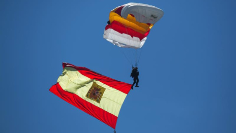 Exhibición de la Brigada Paracaidista en Málaga. EFE/Carlos Díaz Exhibición de la Brigada Paracaidista en Málaga. EFE/Carlos Díaz