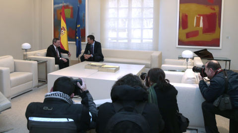 El presidente del Gobierno, Pedro Sánchez, con el del BCE, Mario Draghi, en el palacio de la Moncloa. POOL MONCLOA/J.M.Cuadrado El presidente del Gobierno, Pedro Sánchez, con el del BCE, Mario Draghi, en el palacio de la Moncloa. POOL MONCLOA/J.M.Cuadrado
