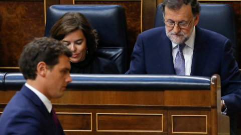 El líder de Ciudadanos, Albert Rivera, sube a la tribuna del Congreso delante de la bancada popular, presidida por Mariano Rajoy. REUTERS/ Andrea Comas El líder de Ciudadanos, Albert Rivera, sube a la tribuna del Congreso delante de la bancada popular, presidida por Mariano Rajoy. REUTERS/ Andrea Comas
