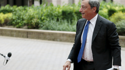 El presidente del BCE, Mario Draghi, a su llegada en Bruselas a una reunión del Eurogrupo. REUTERS/Francois Lenoir El presidente del BCE, Mario Draghi, a su llegada en Bruselas a una reunión del Eurogrupo. REUTERS/Francois Lenoir