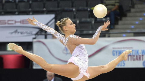 La austríaca Mundiales de gimnasia rítmica realiza su ejercicio durante la prueba de clasificación individual de pelota para los Mundiales de gimnasia rítmica, en Stuttgart (Alemania), hoy, 7 de septiembre de 2015. EFE/Bernd Weissbrod