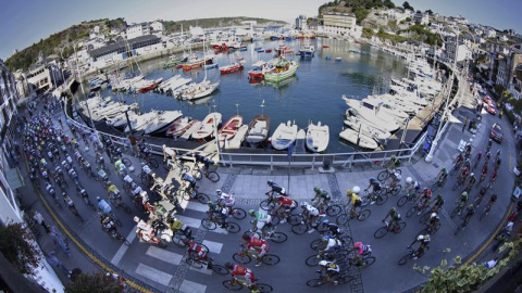 El pelotón al inicio de la decimosexta etapa de la Vuelta Ciclista a España con salida en la villa asturiana de Luarca y llegada en Ermita del Alba (Quirós), con un recorrido de 185 kilómetros. EFE/Javier Lizón