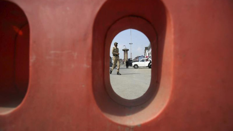 Un policía patrulla una calle tras una barricada levantada en una zona restringida de Lal Chowk en Srinagar, capital estival de la Cachemira india, hoy, 7 de septiembre de 2015. EFE/Farooq Khan