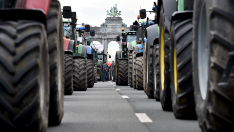 Tractores en el centro de Bruselas, donde los agricultores y los productores de leche de toda Europa han participado en una manifestación. REUTERS