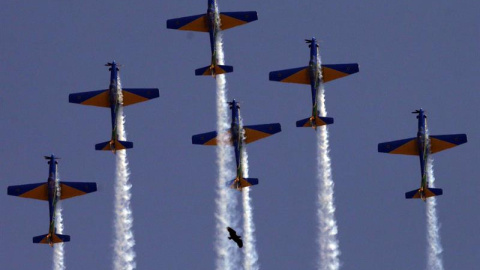 "El Escuadrón de Humo" (Esquadrilha da Fumaça) realiza una exhibición durante el desfile militar del Día de la Independencia en Brasilia (Brasil). EFE/Fernando Bizerra