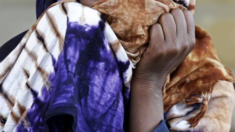 Una refugiada siria descansa en un parque cercano a la estación de tren del centro de Belgrado, Serbia, el 7 de septiembre del 2015. EFE/Koca Sulejmanovic