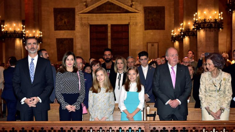 Los reyes Felipe y Letizia, sus hijas, la princesa Leonor y la infanta Sofía, y los reyes don Juan Carlos (i), y doña Sofía asisten a la misa de Domingo de Resurrección en la Catedral de Mallorca. /EFE Los reyes Felipe y Letizia, sus hijas, la princesa Leonor y la infanta Sofía, y los reyes don Juan Carlos (i), y doña Sofía asisten a la misa de Domingo de Resurrección en la Catedral de Mallorca. /EFE