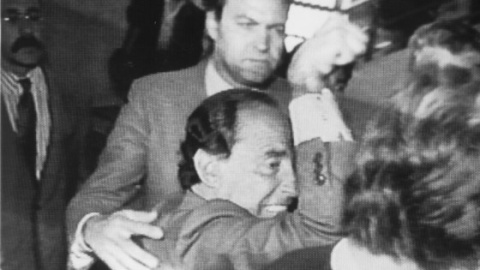 Imagen de la agresión de Ruiz Mateos a Miguel Boyer en 1989. Imagen de la agresión de Ruiz Mateos a Miguel Boyer en 1989.