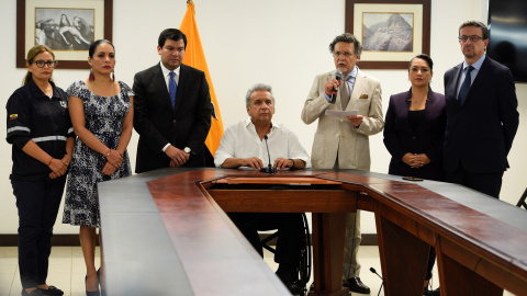 Las autoridades de los diferentes poderes del Estado ecuatoriano acompañaron este martes al presidente, Lenín Moreno. REUTERS/Santiago Arcos Las autoridades de los diferentes poderes del Estado ecuatoriano acompañaron este martes al presidente, Lenín Moreno. REUTERS/Santiago Arcos