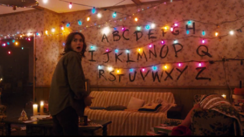 Stranger Things está ambientada en la localidad de Hawkins (Indiana) durante los 80. Stranger Things está ambientada en la localidad de Hawkins (Indiana) durante los 80.