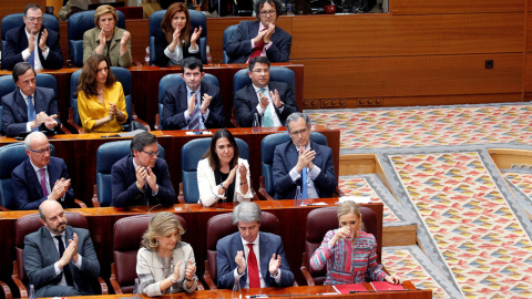Los diputados del PP en la Asamblea de Madrid aplauden a la presidenta madrileña, Cristina Cifuentes, tras su intervenciñon en el pleno sobre las supuestas irregularidades de su máster. EFE/ Víctor Lerena Los diputados del PP en la Asamblea de Madrid aplauden a la presidenta madrileña, Cristina Cifuentes, tras su intervenciñon en el pleno sobre las supuestas irregularidades de su máster. EFE/ Víctor Lerena