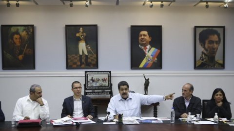 El presidente de Venezuela durante la reunión con varios de sus ministros. / (REUTERS) El presidente de Venezuela durante la reunión con varios de sus ministros. / (REUTERS)