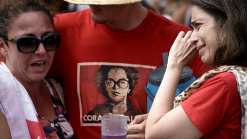 Seguidores de Rousseff lloran tras conocer la votación final del Senado. - AFP Seguidores de Rousseff lloran tras conocer la votación final del Senado. - AFP