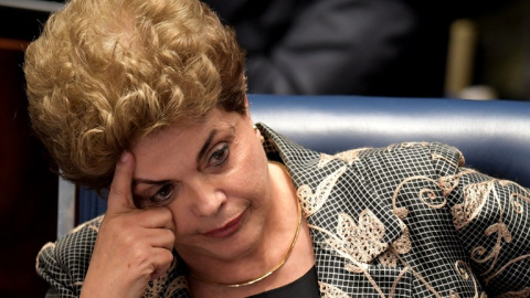 Dilma Rousseff gesticula durante el juicio político en su contra en el Senado. - AFP Dilma Rousseff gesticula durante el juicio político en su contra en el Senado. - AFP