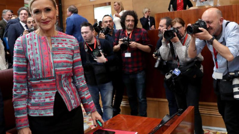 La presidenta madrileña, Cristina Cifuentes, al final del pleno extraordinario de la Asamblea de Madrid. /EFE La presidenta madrileña, Cristina Cifuentes, al final del pleno extraordinario de la Asamblea de Madrid. /EFE