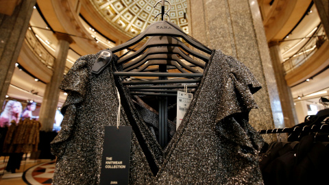 Varias prendas en una tienda de Zara, la principal enseña de Inditex, en Barcelona. REUTERS/Albert Gea Varias prendas en una tienda de Zara, la principal enseña de Inditex, en Barcelona. REUTERS/Albert Gea