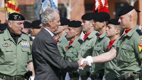 El ministro de Defensa, Pedro Morenés, pasa revista a las tropas. EFE / Chema Moya El ministro de Defensa, Pedro Morenés, pasa revista a las tropas. EFE / Chema Moya