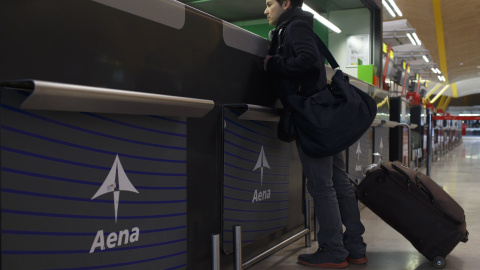 Mostrador de Aena en el Aeropuerto Adolfo Suárez-Barajas. REUTERS Mostrador de Aena en el Aeropuerto Adolfo Suárez-Barajas. REUTERS