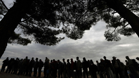 Refugiados sirios hacen cola para cruzar la frontera de Grecia con Macedonia, cerca de la localidad griega de Idomeni, 8 de septiembre de 2015. REUTERS / Yannis Behrakis