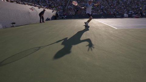 Kevin Anderson de Sudáfrica juega contra Andy Murray de Gran Bretaña durante la cuarta ronda en el torneo de tenis Open de Estados Unidos en Nueva York, ayer. REUTERS / Adrees Latif