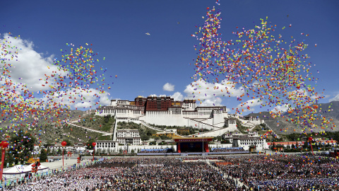 Sueltan globos en el evento de celebración en el Palacio de Potala que marca el 50 aniversario de la fundación de la Región Autónoma del Tíbet , en Lhasa, China, 8 de septiembre de 2015. REUTERS / China Daily