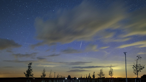 Un meteoro atraviesa el cielo durante una lluvia de estrellas en Lietzen (Alemania), anoche. EFE/Patrick pleul