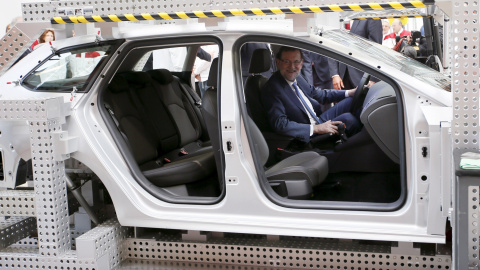 Mariano Rajoy dentro de un coche en la celebración del 40 aniversario de SEAT en Barcelona, España. 8, 2015. REUTERS/Albert Gea