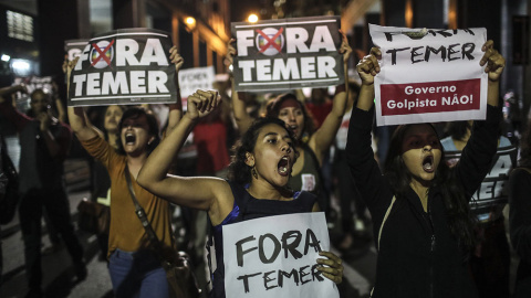 Manifestantes gritan consignas en una protesta contra la destituición de la expresidenta brasileña Dilma Rousseff en Rio de Janeiro. EFE Manifestantes gritan consignas en una protesta contra la destituición de la expresidenta brasileña Dilma Rousseff en Rio de Janeiro. EFE