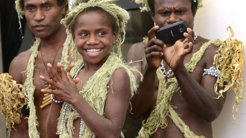 Los actores de la película "Tanna" posan contrajes tradicionales durante la presentación de la película en el Festival de Cine de Venecia hoy, 8 de septiembre de 2015. EFE/Claudio Onorati