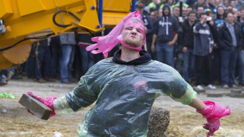 Manifestantes chocan con la policía antidisturbios en la manifestación de los agricultores y los productores de leche en Bruselas, Bélgica, ayer. Miles de agricultores se reunieron en la capital europea pidiendo más ayuda con los precios ba