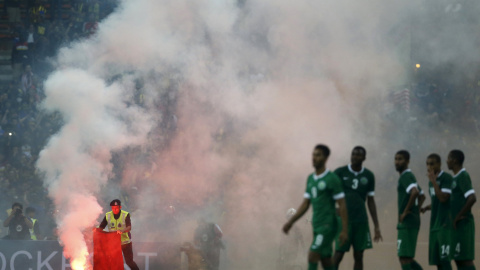Un policía extingue una bengala en el campo durante el partido de clasificación entre Malasia y Arabia Saudí en la Copa Mundial de fútbol 2018, en Kuala Lumpur, Malasia, 08 de septiembre de 2015. REUTERS / Olivia Harris