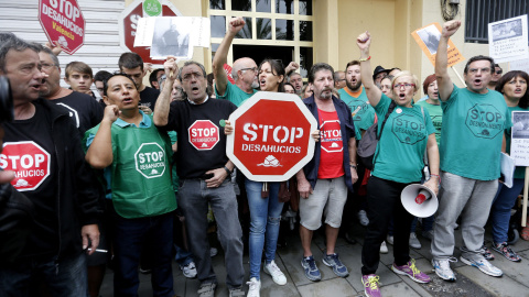 Un grupo de activistas de la PAH se han concentrado frente a la vivienda de Rosa, de 70 años, y con una minusvalía del 72 por ciento, un hijo a su cargo enfermo y parado de larga duración y una pensión de 360 euros mensuales, para intentar 