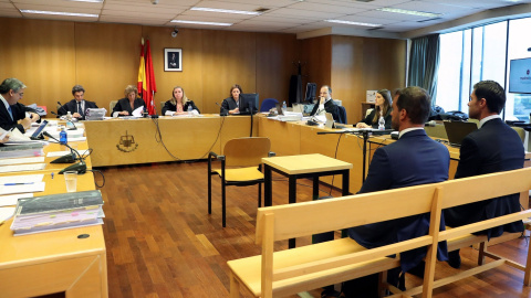 09/10/2019.- El exfutbolista Xabi Alonso (d), sentado en el banquillo para declarar como presunto autor de tres delitos contra la Hacienda Pública en los ejercicios 2010, 2011 y 2012. / EFE - J.J. Guillén