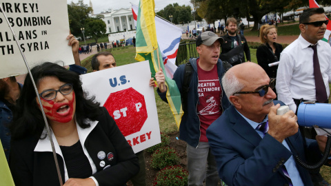 Varios manifestantes han protestado frente a la Casa Blanca por la retirada de las tropas estadounidenses. / Reuters Varios manifestantes han protestado frente a la Casa Blanca por la retirada de las tropas estadounidenses. / Reuters