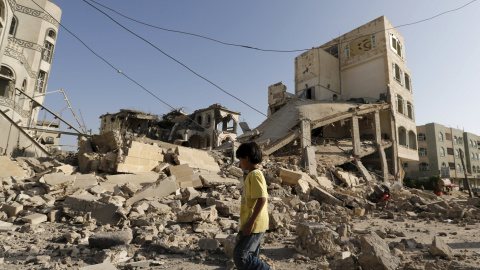 Un niño pasa junto a la casa del Brigadier Khaled al-Anduli, un comandante del ejército leal al movimiento Houthi, después de que fue golpeado por los ataques aéreos liderados por Arabia en la capital de Yemen, Saná. REUTERS Un niño pasa junto a la casa del Brigadier Khaled al-Anduli, un comandante del ejército leal al movimiento Houthi, después de que fue golpeado por los ataques aéreos liderados por Arabia en la capital de Yemen, Saná. REUTERS