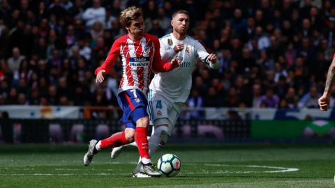 Griezmann y Sergio Ramos pugnan por el balón durante el encuentro. EUROPA PRESS. Griezmann y Sergio Ramos pugnan por el balón durante el encuentro. EUROPA PRESS.