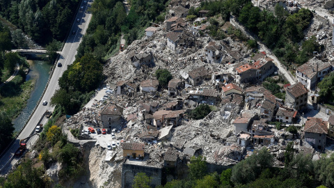 Una vista aérea  de lo que queda de la ciudad de Pescara del Tronto, en Italia, tras el terremoto. REUTERS / Stefano Rellandini