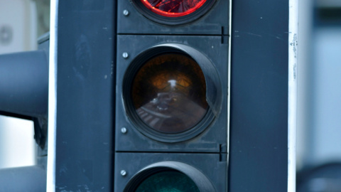 En algunos semáforos de Bruselas, cerca del entorno del Parlamento Europeo, la luz roja que indica la obligación de parar lanza un mensaje claro: "Stop CETA", en alusión al acuerdo de inversiones y comercio entre la UE y Canadá. REUTERS / E