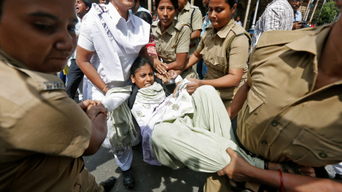 La Policía detiene a una manifestante durante una protesta contra la violación y asesinato de una niña de doce años en Calcuta. REUTERS / Rupak De Chowdhuri