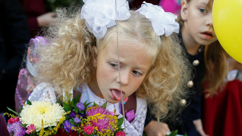 Los alumnos de primer grado asisten a una ceremonia que marca el inicio del curso escolar también en Kiev, Ucrania. REUTERS / Gleb Garanich